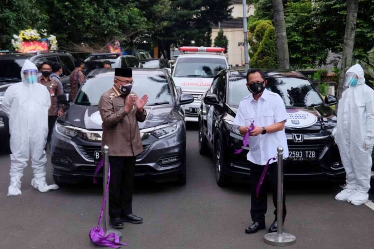 Menteri Dalam Negeri Tito Karnavian bersama Wali Kota Depok Mohammad Idris resmikan mobil tes swab keliling di halaman Gedung Balai Kota Depok, Jumat (23/05/2021). Dok: Pemkot Depok.