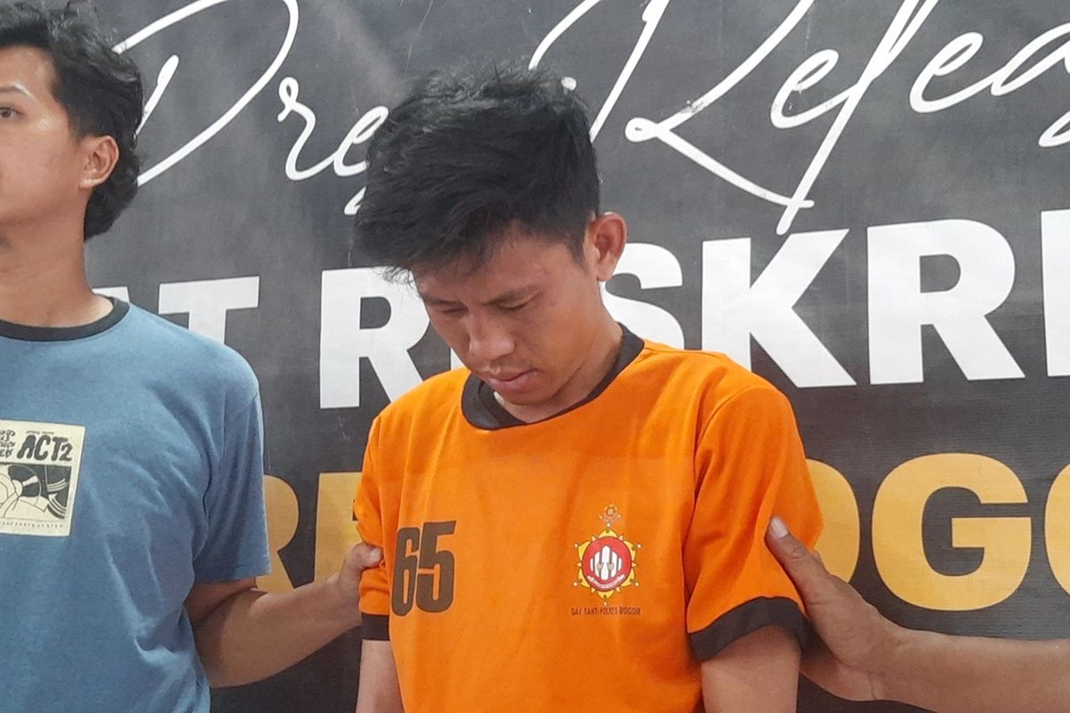 Polisi membawa RK (25), pelaku pembunuhan pengemudi ojol ke Polres Bogor, Cibinong, Kabupaten Bogor, Jawa Barat, Rabu (7/5/2025).