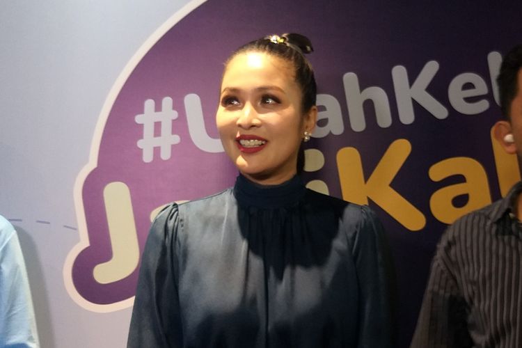Artis Sandra Dewi ditemui di bioskop di kawasan Senayan, Jakarta Pusat, Rabu (1/3/2023) saat ditunjuk sebagai brand ambassador obat anak.