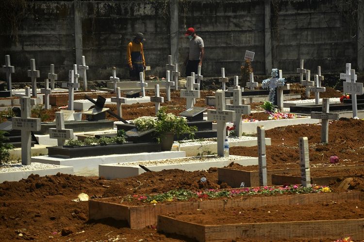 Peziarah melakukan ziarah kubur di permakaman khusus COVID-19, Macanda, Kabupaten Gowa, Sulawesi Selatan, Selasa (24/8/2021). ANTARA FOTO/Abriawan Abhe/foc.