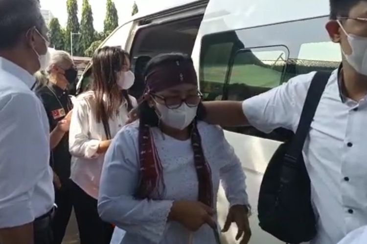 Ibu Brigadir J, Rosti Simanjuntak menggunakan ikat kepala dari kain ulos saat tiba di Pengadilan Negeri Jakarta Selatan, Selasa (1/11/2022).