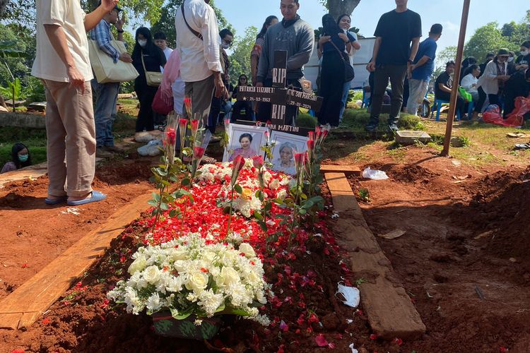 Pusara seorang ibu-anak yang meninggal dunia di dalam rumahnya di kawasan Cilandak, di TPU Kampung Kandang, Jagakarsa, Jakarta Selatan, Sabtu (30/3/2024).