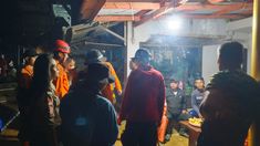 Tim SAR  Gabungan Temukan Barang Bawaan Dua Wisatawan di Lokasi Longsoran Curug Cileat Subang