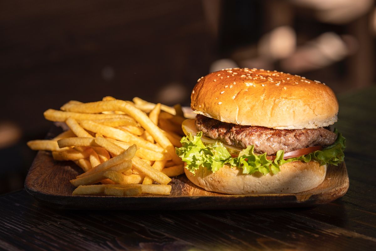 Burger dan kentang goreng yang merupakan menu utama restoran fastfood adalah salah satu contoh karbohidrat jahat.