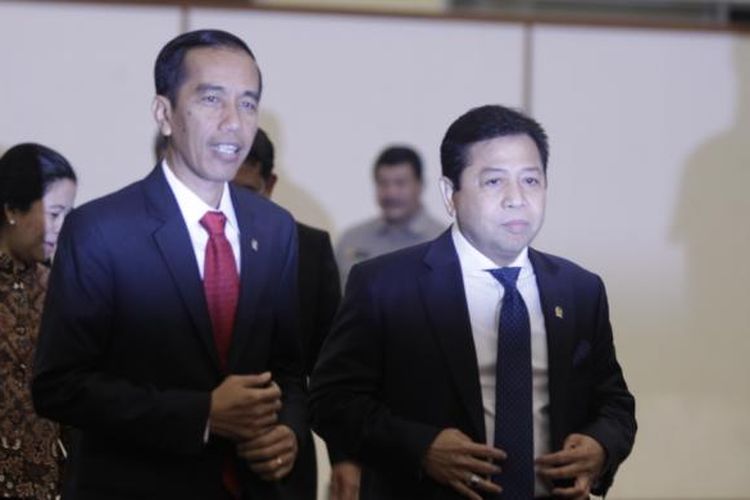 Presiden Joko Widodo didampingi Ketua DPR Setya Novanto (kanan) tiba di ruang Nusantara IV gedung MPR/DPR/DPD, Senayan, Jakarta, Senin (6/4/2015).