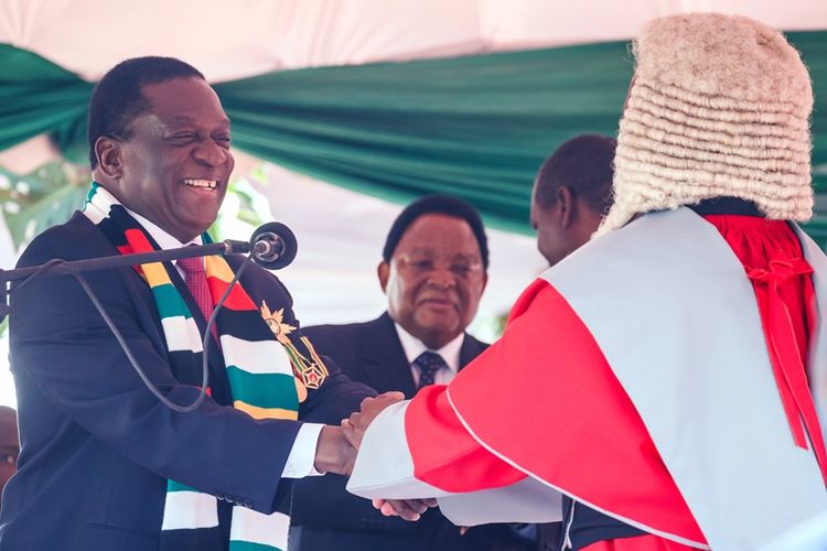 Emmerson Mnangagwa (kiri) saat diambil sumpah sebagai Presiden Zimbabwe di stadion di Harare pada Minggu (26/8/2018).