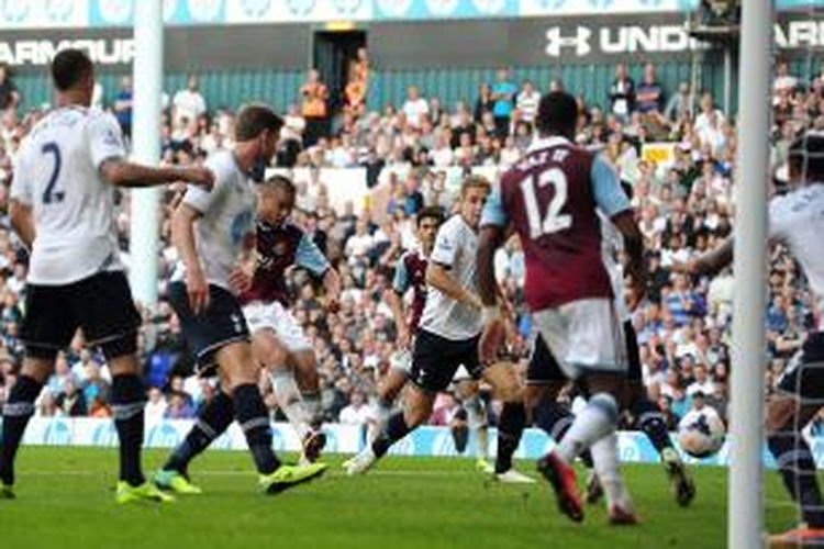 Bek West Ham United Winston Reid (ketiga dari kiri) melepaskan tembakan yang berujung gol ke gawang Tottenham Hotspur, pada laga Premier League, di White Hart Lane, Minggu (6/10/2013).