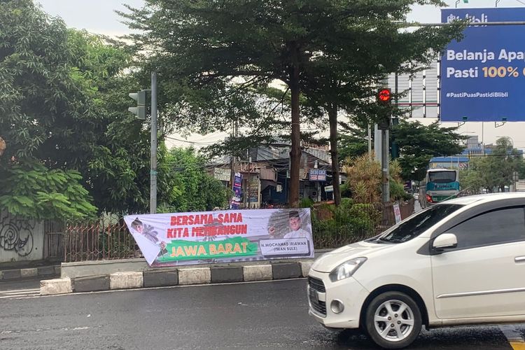 Spanduk dari mantan Ketua PSSI Mochamad Iriawan yang mendadak muncul di di persimpangan Jalan Chairil Anwar dan Jalan Cut Meutia Bekasi Timur itu, menjadi akses kendaraan menuju Kabupaten Bekasi dan Jakarta. Adapun isi spanduk itu berisi muatan politis dengan mengajak warga membangun Jawa Barat.