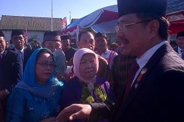 Gubernur Sulawesi Tenggara, Nur Alam (jas hitam) bertemu dengan sejumlah terpidana dan tahanan kasus korupsi di Lapas Klas IIA Kendari. Mereka yang merupakan mantan anggota DPRD Kendari berbincang dengan gubernur sultra usai menjadi inspektur upacara 17 agustus di lapas kendari 