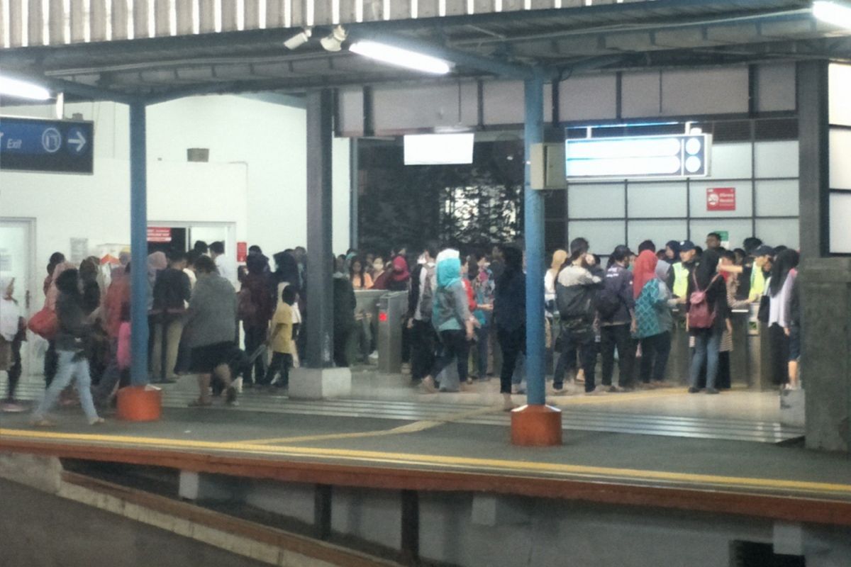 Antrean panjang penumpang KRL Commuter Line di Stasiun Tangerang, Minggu (22/7/2018) malam.