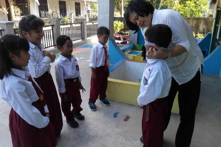 Bintang Riris Parhusip sedang mengajari murid PKBM SD Bersinar di Batakan, Balikpapan, Kalimantan Timur belum lama ini.  