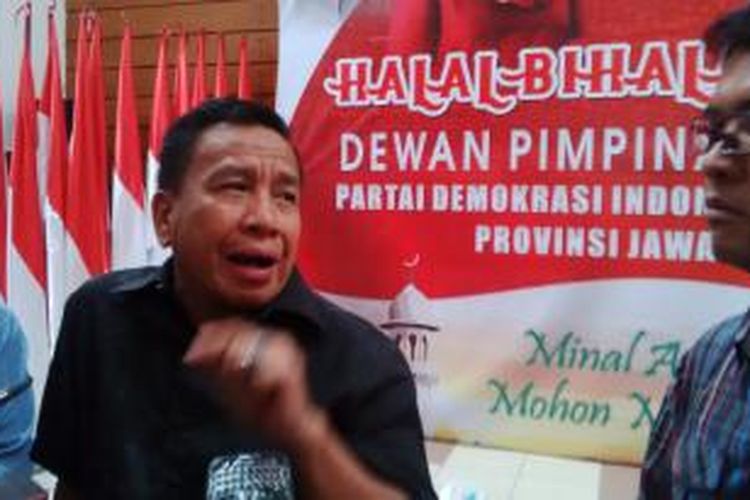 Politisi Partai Demokrasi Indonesia (PDI) Perjuangan Dedi Gumilar atau Miing  di sela acara halal bihalal dengan kader PDI Perjuangan Jawa Barat, di Bandung, Jawa Barat, Sabtu (1/8/2015).  