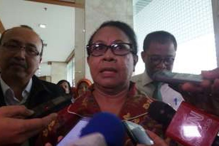Menteri Pemberdayaan Perempuan dan Perlindungan anak Yohana Yembise di Kompleks Parlemen, Senayan, Jakarta, Selasa (23/8/2016)