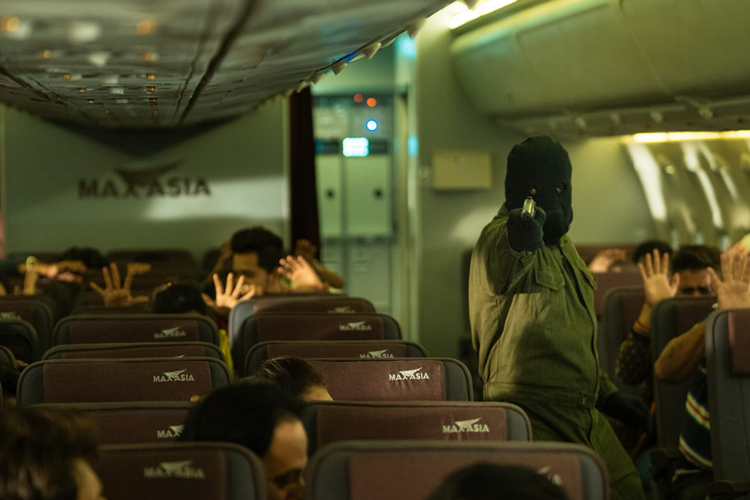 Chor Nikal Ke Bhaga adalah film thriller tentang penyanderaan di dalam pesawat
