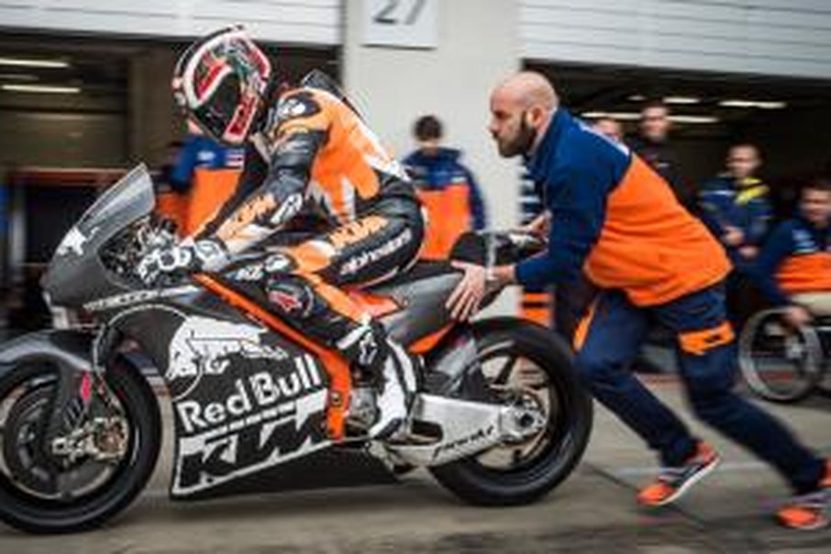 KTM RC16 saat dites oleh pebalap Alex Hofmann dalam persiapan awal keikutsertaan tim ini di MotoGP 2017.