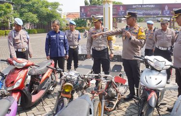 Kapolresta Sidoarjo, Kombespol Christian Tobing menunjukan sepeda motor sitaan, Rabu (27/3/2024). Penyebab kendaraan disita polisi.