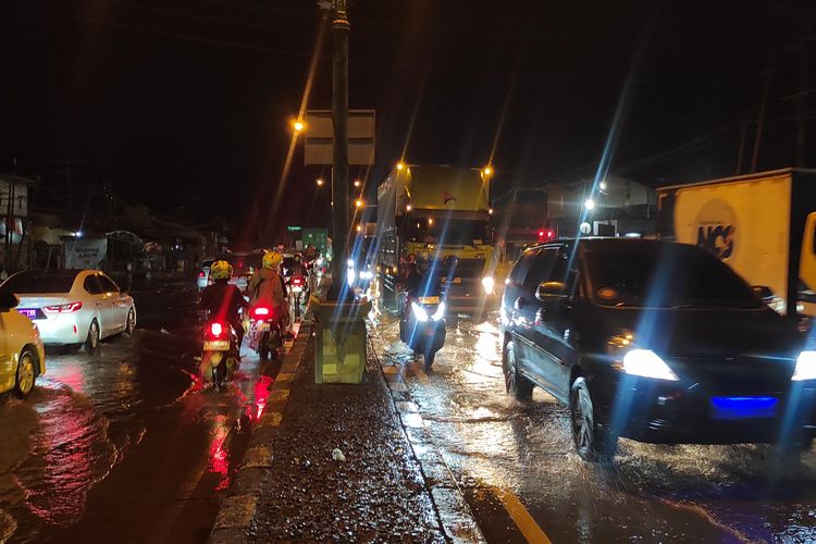 Banjir rob nampak menggenangi ruas jalan Pantura Kecamatan Sayung, Kabupaten Demak, Jawa Tengah, Jumat (3/5/2024) malam. 