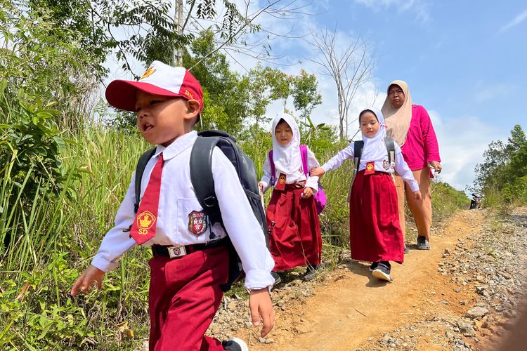 Sekolah di Puncak Bukit Kerinci Ini Cuma Punya 12 Siswa, Mimpi Jadi Dokter hingga Guru Menginspirasi