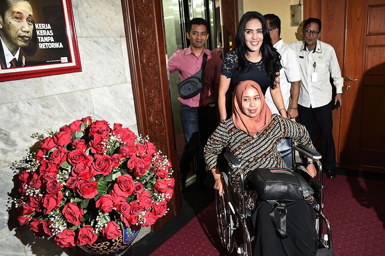 Drg Romi Syofpa Ismael (duduk di kursi roda) didampingi anggota Komisi VIII DPR Rieke Diah Pitaloka (tengah) berjalan untuk menemui Menteri Dalam Negeri (Mendagri) Tjahjo Kumolo di Jakarta, Rabu (31/7/2019). Romi yang sebelumnya gagal lolos CPNS meski menduduki peringkat pertama saat tes di Kabupaten Solok Selatan, Sumatera Barat itu mengadu ke Mendagri untuk mencari keadilan bagi dirinya.