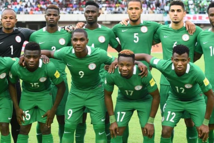 Para pemain timnas Nigeria berpose menjelang kick-off laga Kualifikasi Piala Dunia 2018 lawan Kamerun di Godswill Akpabio Stadium, Uyo, 1 September 2017.