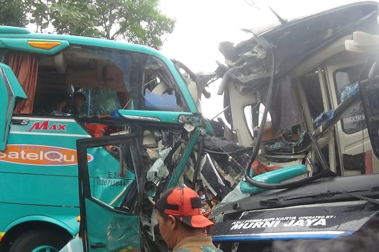 Kondisi bagian depan bus yang rusak parah akibat laka yang terjadi di Jalan Purworejo-Jogja KM10-11 pada Kamis 21 April 2022