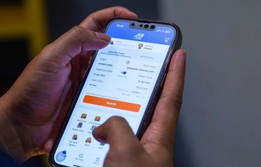 Cara beli tiket kereta melalui aplikasi.