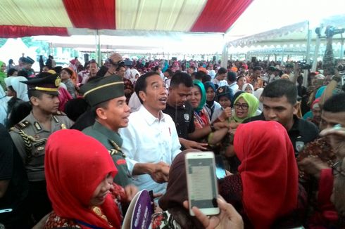 Hujan-hujanan, Jokowi Tetap Layani Warga untuk 