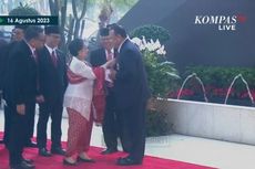 Momen Megawati Rapikan Dasi Firli Bahuri Ketika Tiba di Gedung DPR