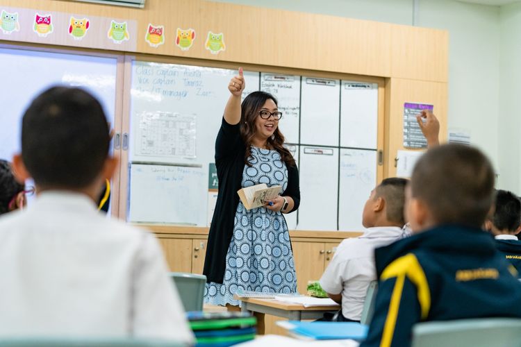 Bila orangtua mengalami kendala dalam mendidik anak remaja di rumah, bersinergi dengan guru di sekolah bisa jadi solusi tepat.