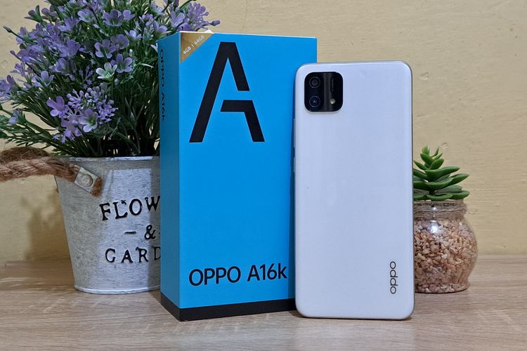 Oppo A16k bersama dengan kotak penjualannya. Bisa dilihat, kotak penjualan Oppo A16k mayoritas berwarna biru laut, dan unit yang kami dapatkan adalah varian 4 GB/64 GB dengan varian warna putih yang mengilap bak kaca.