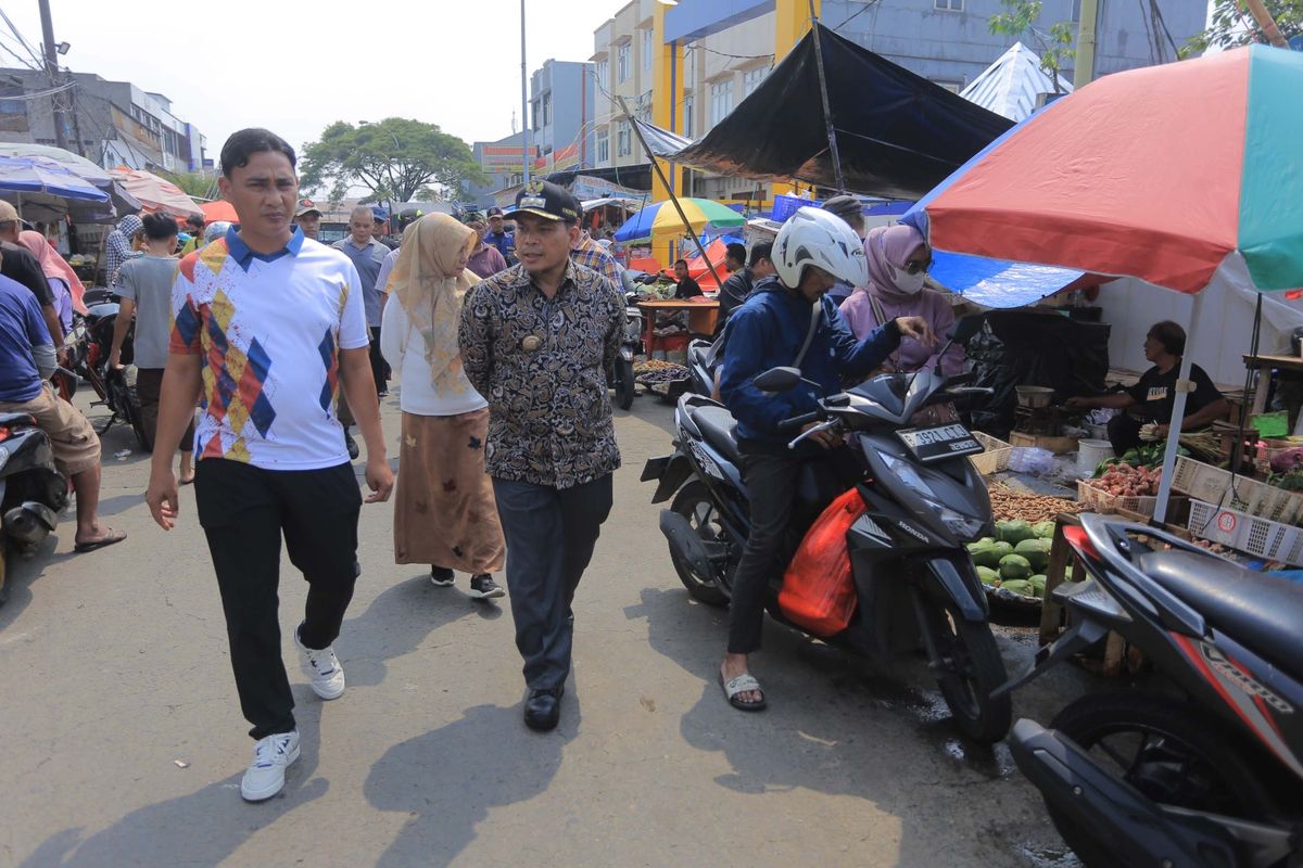 Penjabat (PJ) Wali Kota (Walkot) Tangerang Nurdin didampingi Kepala Dinas Pekerjaan Umum dan Penataan Ruang (PUPR) Kota Tangerang, Camat Tangerang, Kepala Perusahaan Daerah (PD) Pasar, Badan Kesatuan Bangsa dan Politik (Kesbangpol) Tangerang, dan Kepala Satuan Polisi Pamong Praja (Kasat Pol PP) meninjau lokasi relokasi Pasar Mambo, Tangerang, Minggu (12/5/2024). 
