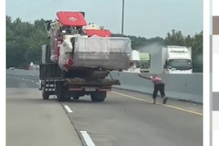 Tangkapan layar unggahan video menampilkan sebuah truk bermuatan meluncur tak terkendali di Tol Semarang.