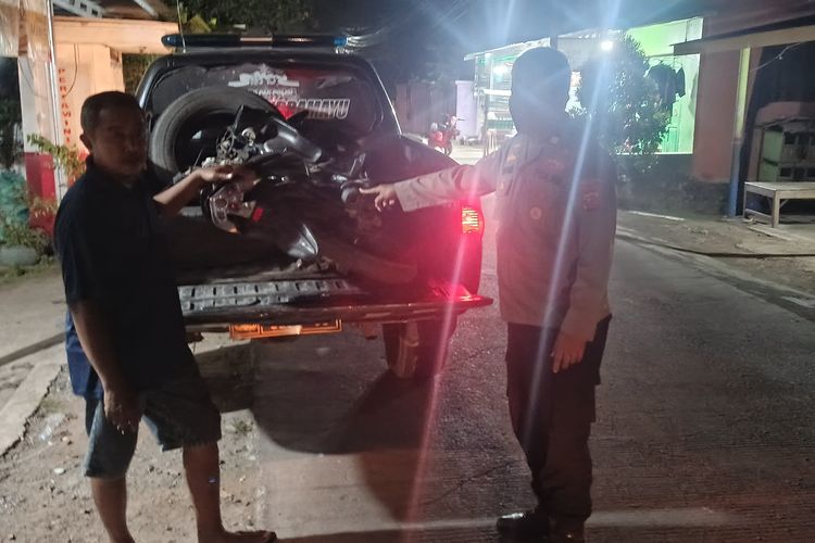 Pemotor di Indramayu Terpental Saat Hindari Kendaraan Lain, Motor Ringsek Parah