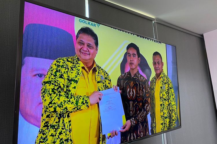 Surat keputusan Rapimnas Partai Golkar yang diserahkan kepada Gibran Rakabuming Raka di DPP Partai Golkar, Jakarta Barat, Sabtu (21/10/2023). 