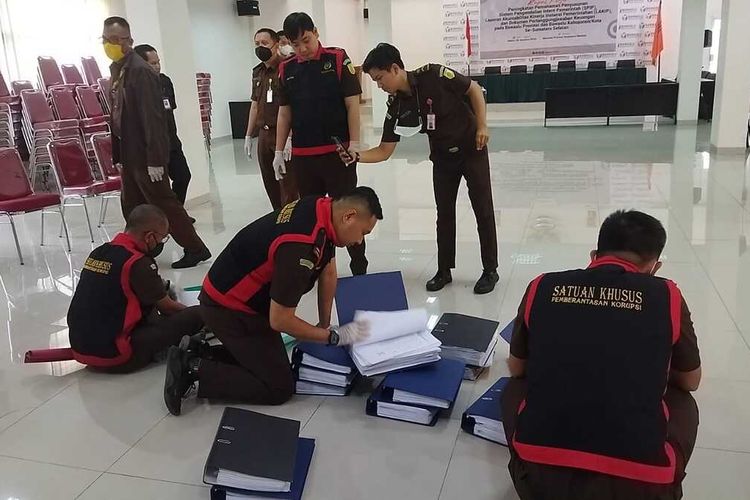 Kejari Prabumulih saat melakukan penggeledahan di kantor Bawaslu Sumatera Selatan terkait dugaan penyelewengan dana hibah sebesar Rp 5,7 miliar oleh Bawaslu kota Prabumulih, Selasa (23/8/2022).