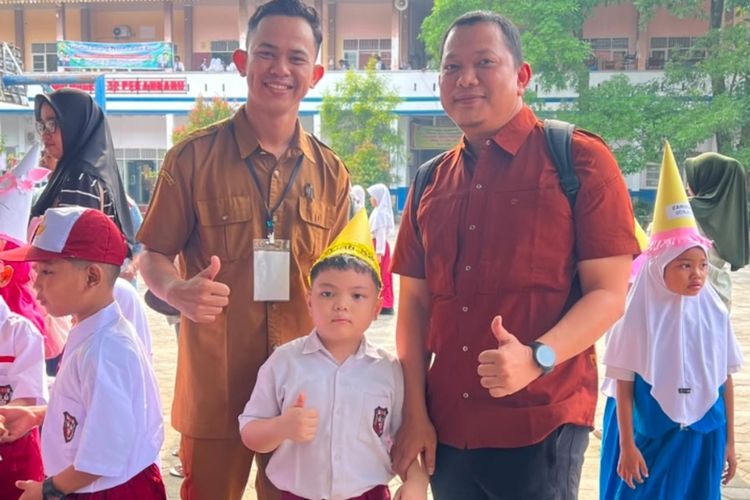 Cerita Panmur, Ayah yang Antar Anak Hari Pertamanya Sekolah di Pekanbaru