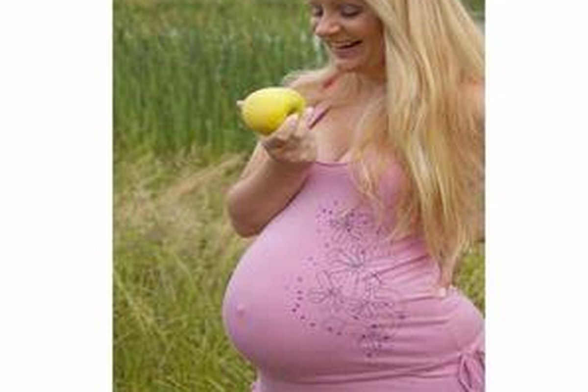 Perbanyak makan buah dan makanan berserat untuk atasi konstipasi pada masa kehamilan. 