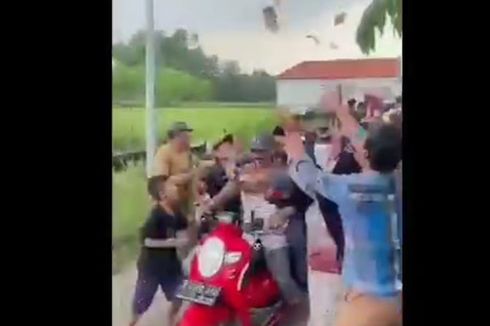 Viral, Video Cakades di Lamongan Hamburkan Uang ke Jalan, Warga Berebutan Mengambil