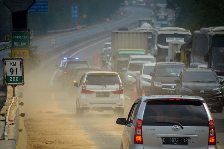 Kendaraan melintas saat pemberlakuan contraflow di KM 91 Tol Cipularang, Kabupaten Purwakarta, Jawa Barat, Selasa (3/9/2019). Pemberlakuan contraflow tersebut diberlakukan selama proses olah TKP kecelakaan beruntun di KM 91 oleh petugas berwenang.