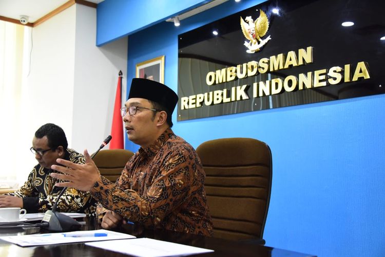 Gubernur Jawa Barat Ridwan Kamil saat menghadiri pertemuan terkait penanganan pencemaran Sungai Cileungsi dengan Ombudsman RI di Jl. Rasuna Said, Kuningan, Jakarta Selatan, Jumat (20/9/2019).
