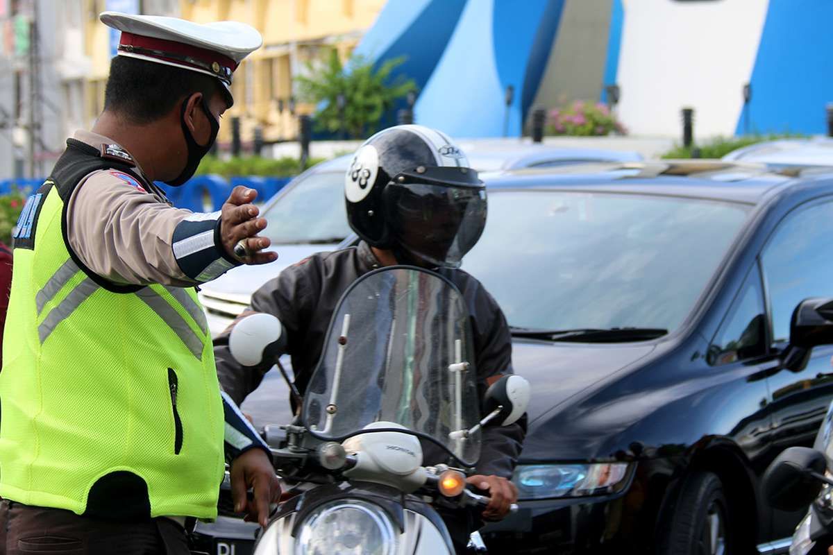 Petugas gabungan dari TNI, Polisi dan Satpol PP-WH melakukan razia masker di Bundaran Simpang Lima, Pusat Kota Banda Aceh, Kamis (25/6/2020). Razia masker ini ditingkatkan untuk menekan angka paparan Covid-19 di Aceh yang semakin meningkat dalam sepekan terakhir, dengan kenaikan jumlah pasien positif Covid-19 menjadi 66 orang, satu di antaranya warga negara asing (WNA).