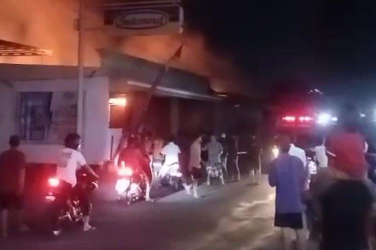 Sejumlah warga yang panik melihat kobaran api yang membakar gudang mebel di Jalan Gatot Subroto, Kelurahan Randusari, Kecamatan Gadingrejo, Kota Pasuruan, Rabu (3/12/2025) malam. 