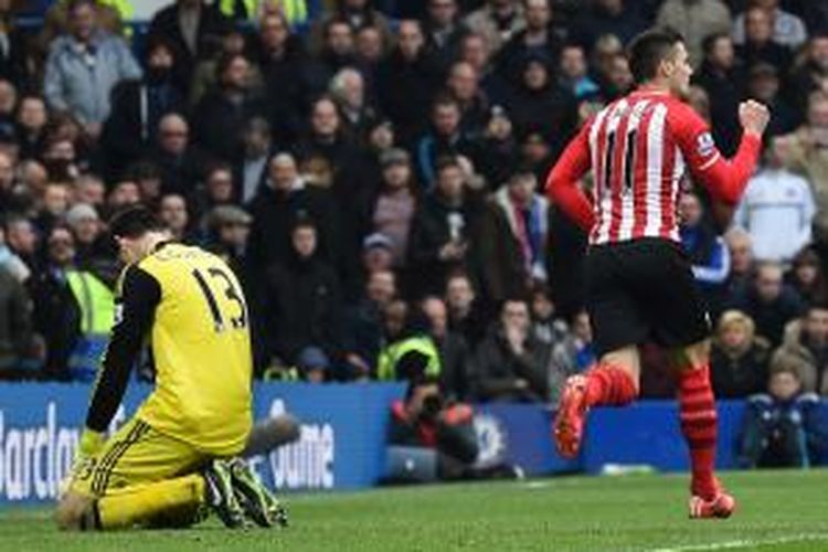 Pemain Southampton, Dusan Tadic, merayakan golnya seusai sukses mengeksekusi tendangan penalti melawan Chelsea, pada pertandingan lanjutan Premier League, Minggu (15/3/2015). 