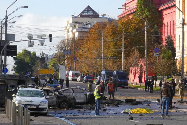 Polisi memeriksa lokasi penembakan Rusia di Kyiv, Ukraina, Senin, 10 Oktober 2022.