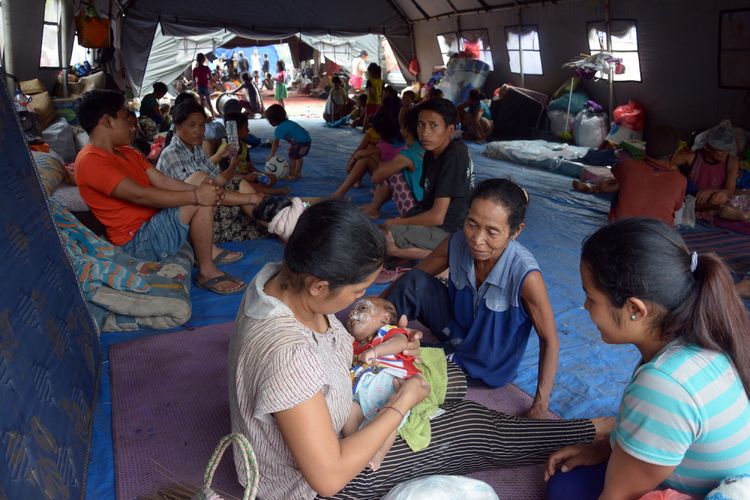 Sejumlah pengungsi letusan Gunung Agung berada di posko pengungsian Desa Les, Kabupaten Buleleng, Bali, Minggu (24/9/2017). Jumlah pengungsi Gunung Agung, Kabupaten Karangasem, 2.423 jiwa yang tersebar di 10 titik di Kabupaten Buleleng dan jumlah tersebut terus bertambah karena masih ada beberapa warga yang bertahan di rumahnya walaupun status gunung sudah pada level awas. ANTARA FOTO/Wira Suryantala/ama/17.