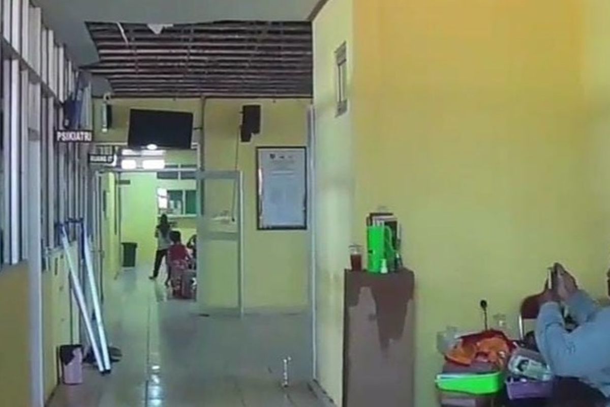AMBROL—Inilah plafon ruang poli bedah, poli jiwa dan poli nyeri milik RSUD dr. Soeroto Ngawi yang ambrol, Senin (21/10/2024).
