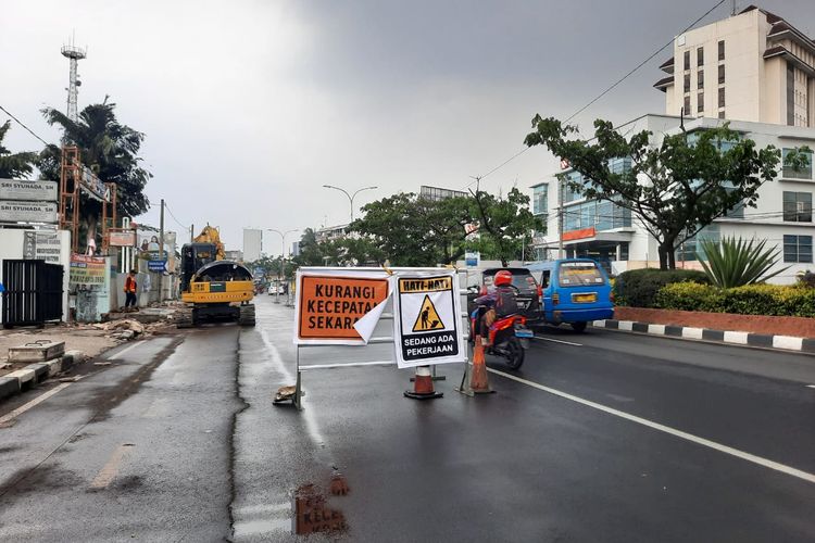 Proses pengerjaan penataan trotoar di Jalan Margonda Raya, Depok, Kamis (22/9/2022).