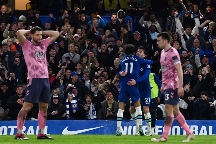 Penyerang Chelsea, Joao Felix, merayakan gol pembuka pada laga Chelsea vs Everton di Stamford Bridge, London, Sabtu (18/3/2023).