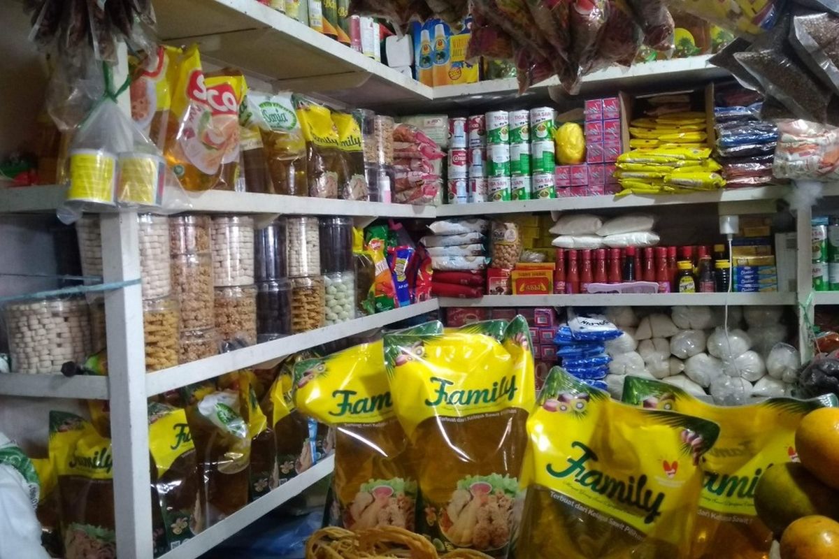 Foto: Minyak goreng kemasan yang dijual di salah satu usaha dagang di Pasar Horas Jaya, Jumat (28/1/2022).