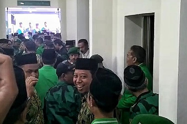 Ketua Majelis Pertimbangan DPP PPP Muhammad Romahurmuziy saat tiba di Kantor DPP PPP, Jalan Diponegoro, Jakarta untuk menghadiri pembukaan peringatan Hari Lahir (Harlah) ke-50 PPP, Kamis (5/1/2023).